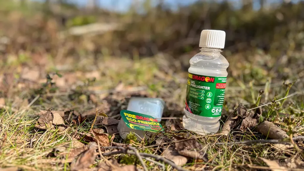 En flaska med flytande etanolgel och två kuber med fast etanolgel från FireDragon