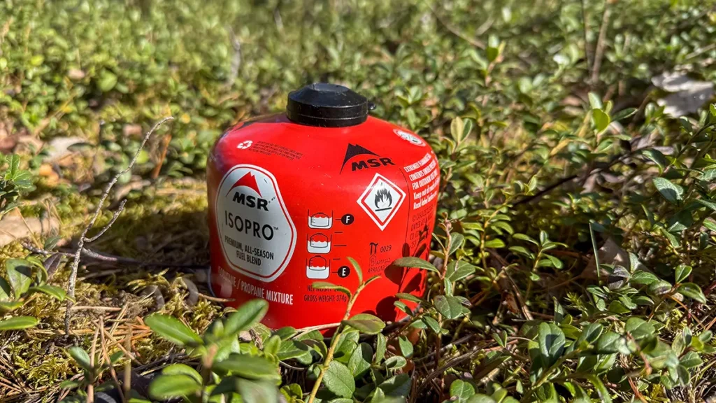 Burk med gas från MSR som kan anslutas till stormkök eller friluftskök