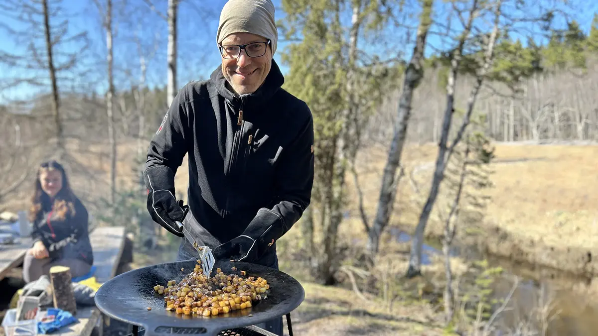 Markus lagar mat vid Ubbysjön.