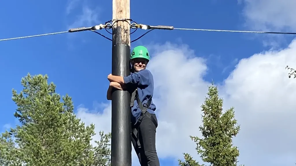 En nöjd äventyrare som just klarat första etappen på Idre Fjälls höghöjdsbana