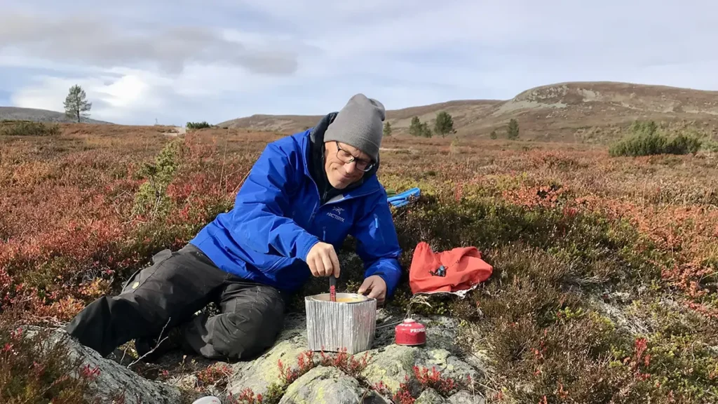 Tillagning av lunch intill Linnéstigen på Salfjället vid Grövelsjön
