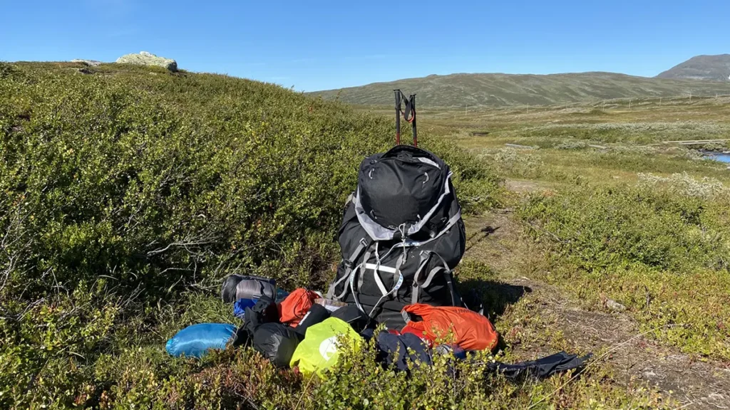 Min ryggsäck parkerad under en paus intill Jämtlandstriangeln