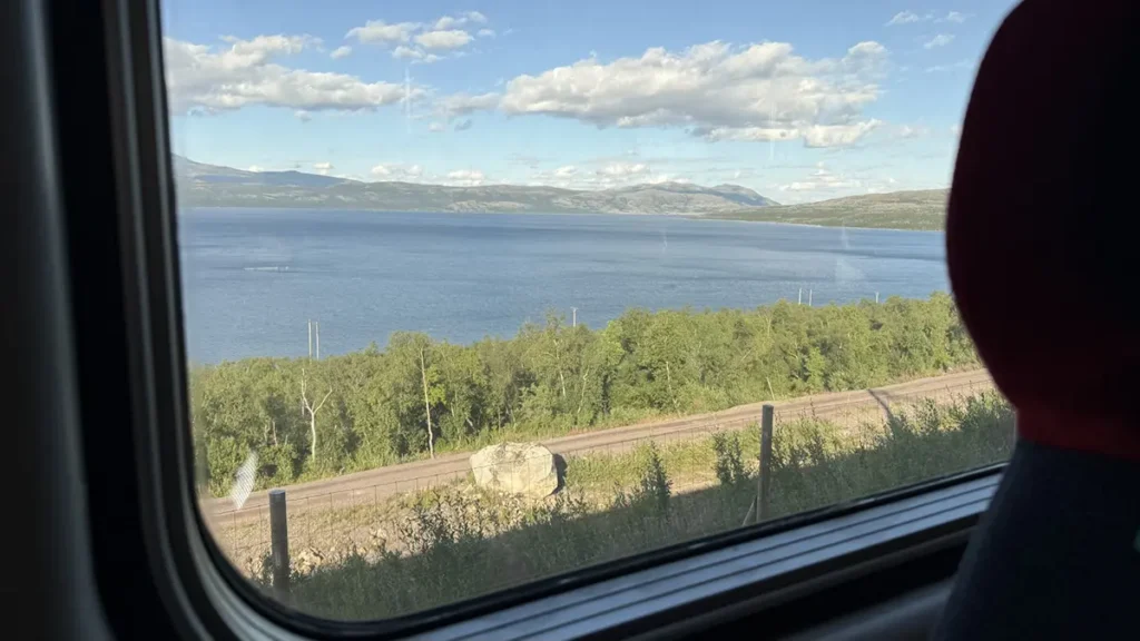 Tågresa med utsikt över Torneträsk öster om Abisko